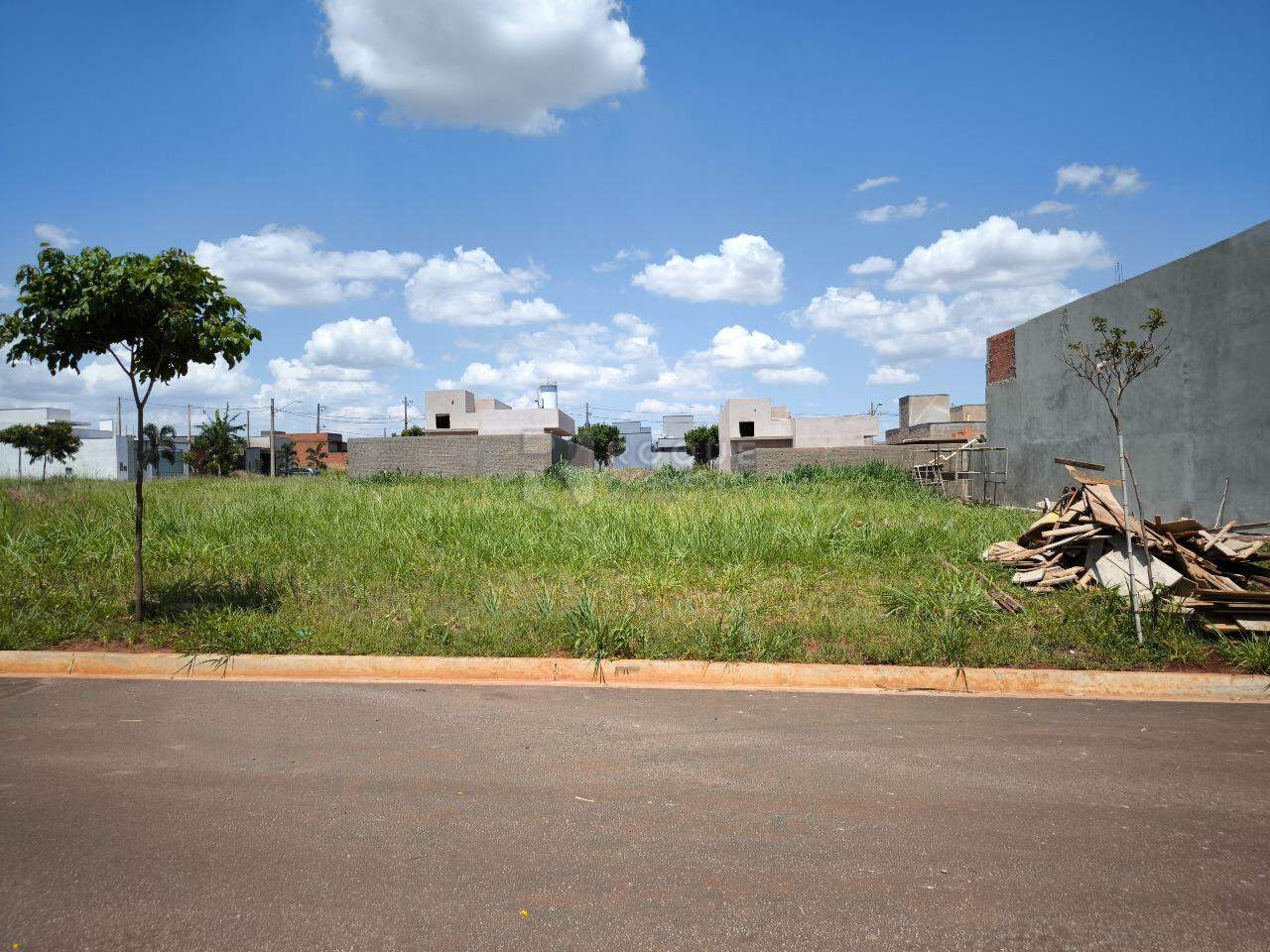 Terreno à venda no bairro Residencial Colinas do Engenho II: FRENTE