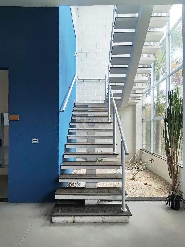 Barracão/Galpão para aluguel no bairro Jardim Residencial Campo Novo: Escada de acesso
