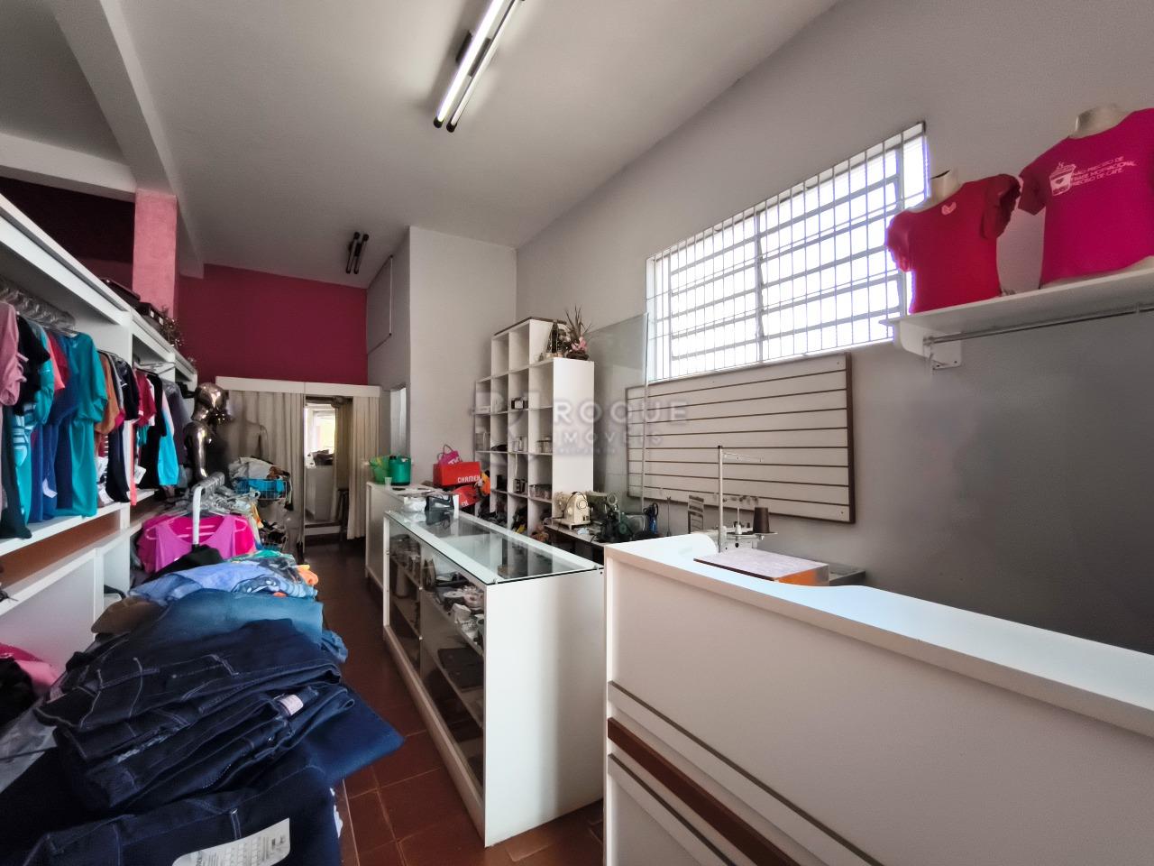 Casa com salão à venda no bairro Jardim Ibirapuera: SALÃO