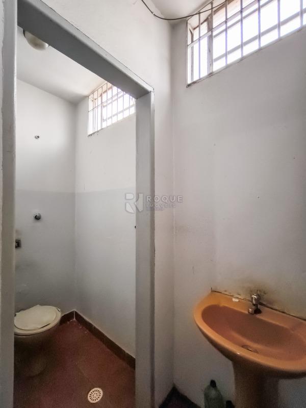 Casa com salão à venda no bairro Jardim Ibirapuera: BANHEIRO SALÃO