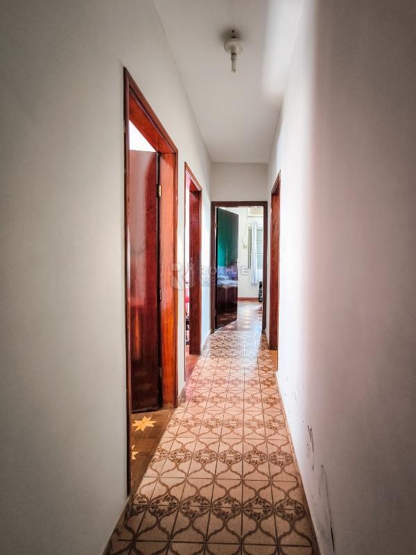 Casa Residencial à venda no bairro Jardim Montezuma: CORREDOR INTERNO