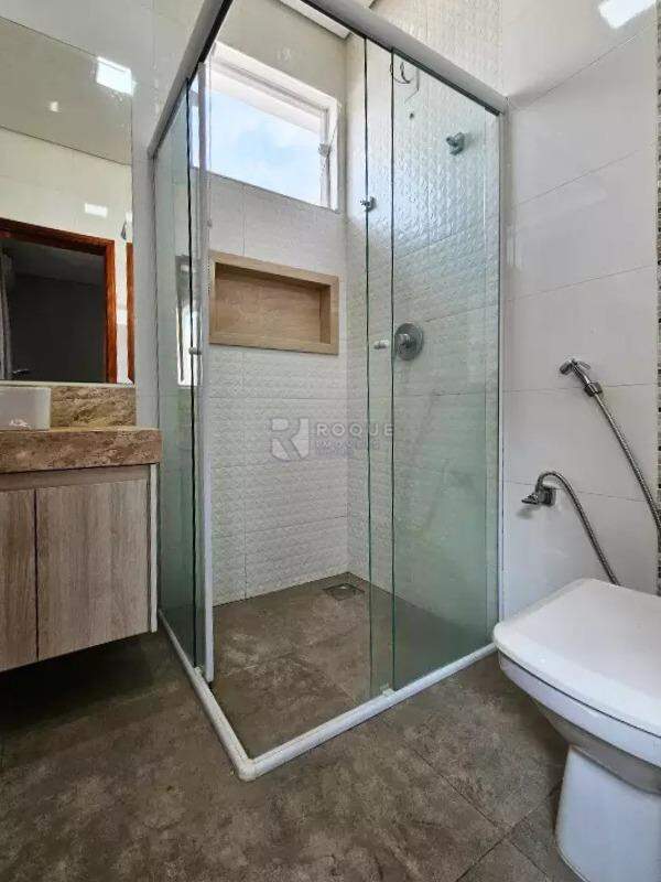 Casa em condomínio para aluguel no bairro Terras de São Bento II: WC Suíte
