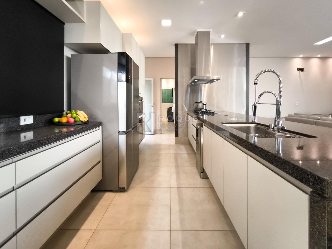 Casa em condomínio à venda no bairro Residencial Margarida de Holstein: COZINHA