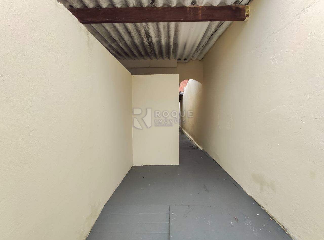 Casa Residencial para aluguel no bairro Conjunto Habitacional Victor DAndrea: Corredor de acesso 