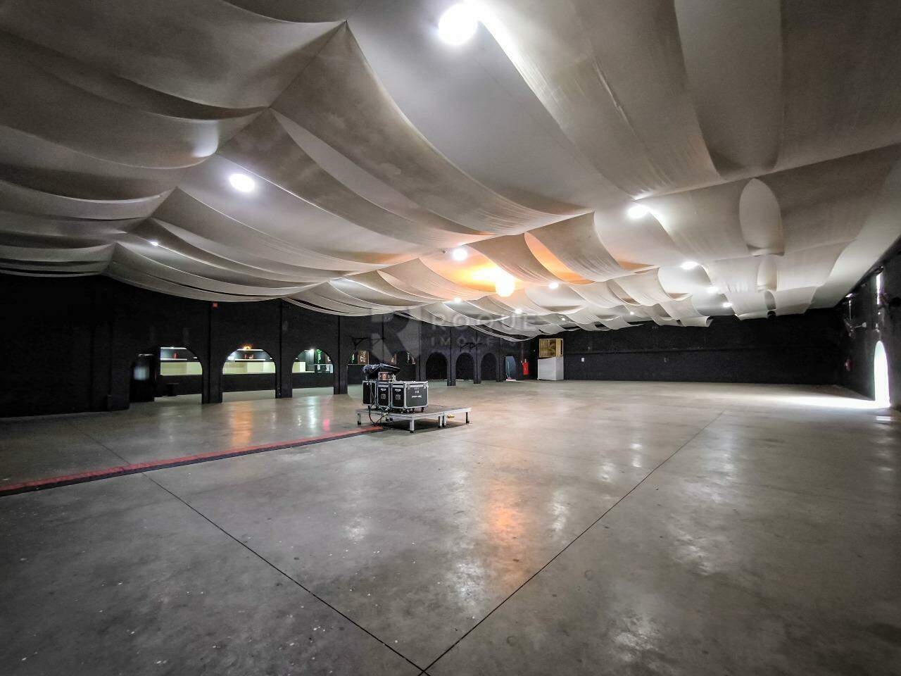 Barracão/Galpão para aluguel no bairro Jardim Nossa Senhora de Fátima: SALÃO PISTA