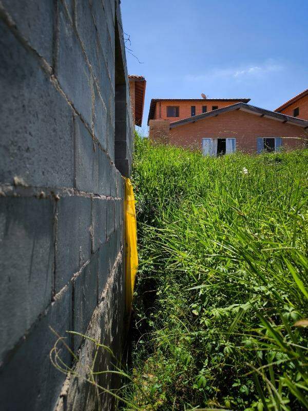 Terreno em condomínio à venda no bairro Bairro dos Pires: LATERAL