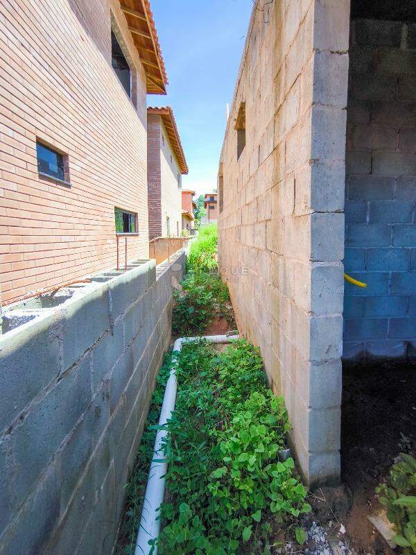 Terreno em condomínio à venda no bairro Bairro dos Pires: FUNDOS
