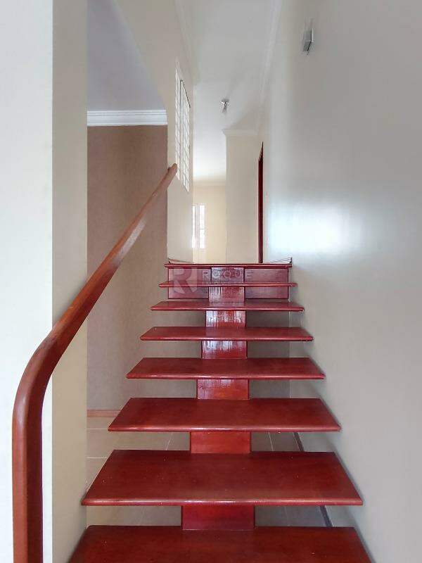 Casa Residencial para aluguel no bairro Jardim Maria Flora: Escada de acesso