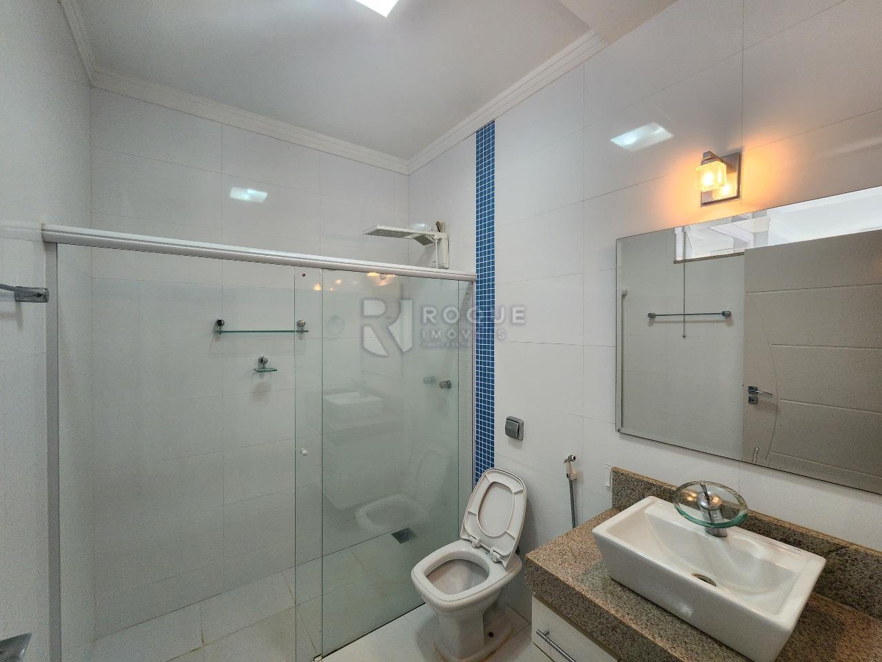 Casa em condomínio à venda no bairro Residencial Jardim dos Ipês II: Banheiro Social