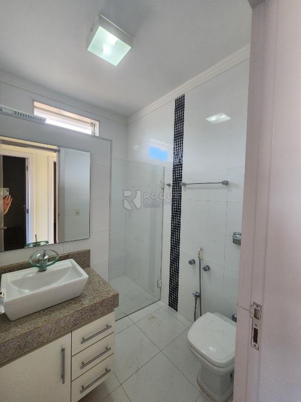 Casa em condomínio à venda no bairro Residencial Jardim dos Ipês II: Banheiro suíte 1