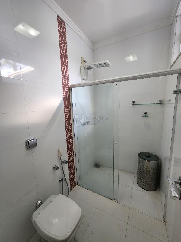 Casa em condomínio à venda no bairro Residencial Jardim dos Ipês II: Banheiro suíte 2