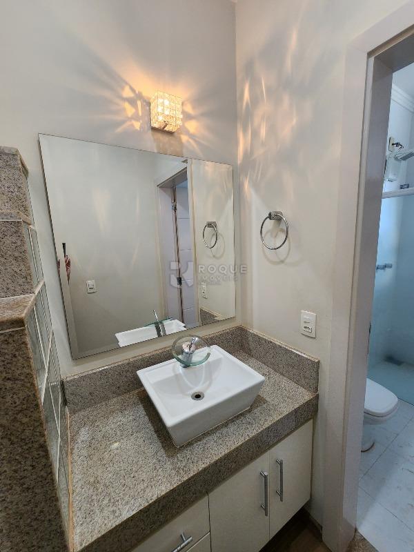 Casa em condomínio à venda no bairro Residencial Jardim dos Ipês II: Banheiro Externo