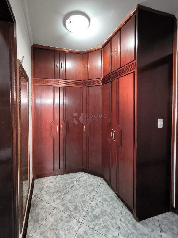 Casa Residencial à venda no bairro Jardim Residencial Dona Santina Paroli Peccinini: CLOSET SUÍTE