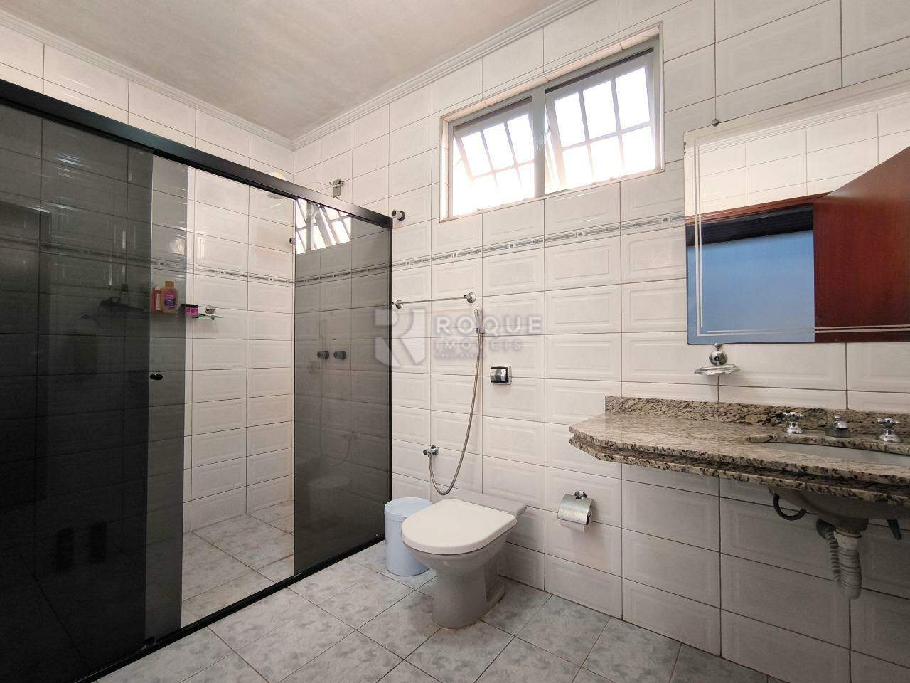 Casa Residencial à venda no bairro Jardim Residencial Dona Santina Paroli Peccinini: BANHEIRO SOCIAL