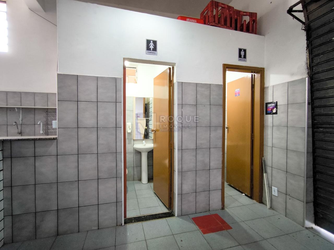 Casa com salão à venda no bairro Jardim Boa Esperança: SANITÁRIOS COMÉRCIO