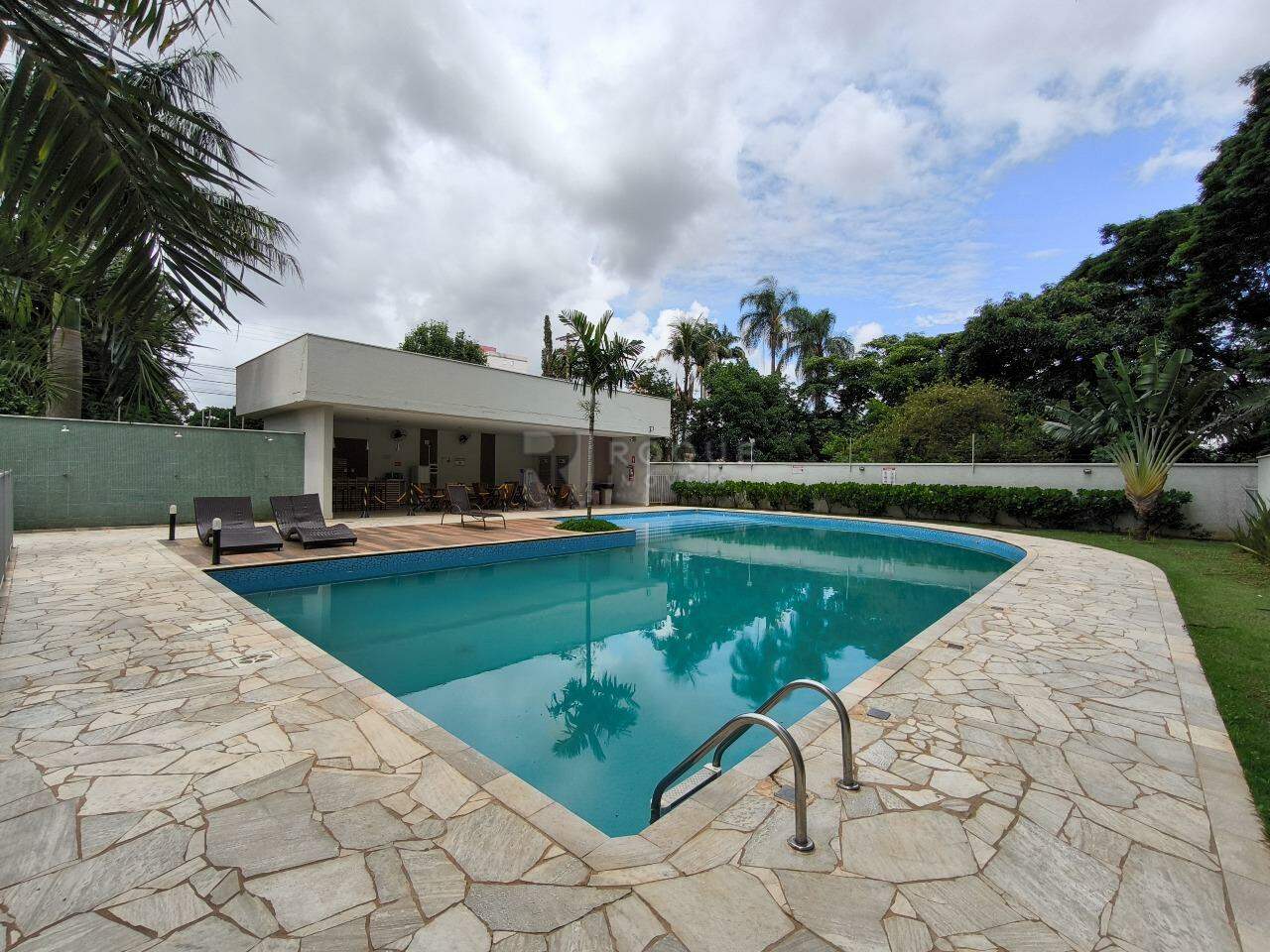Apartamento à venda no bairro Chácaras Antonieta: PISCINA