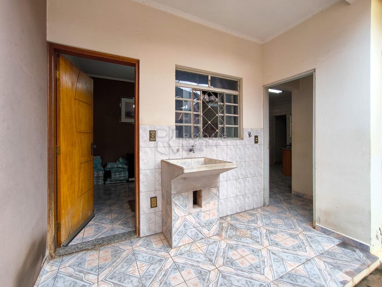 Casa Residencial à venda no bairro Vila Queiroz: ÁREA DE SERVIÇO CASA 2