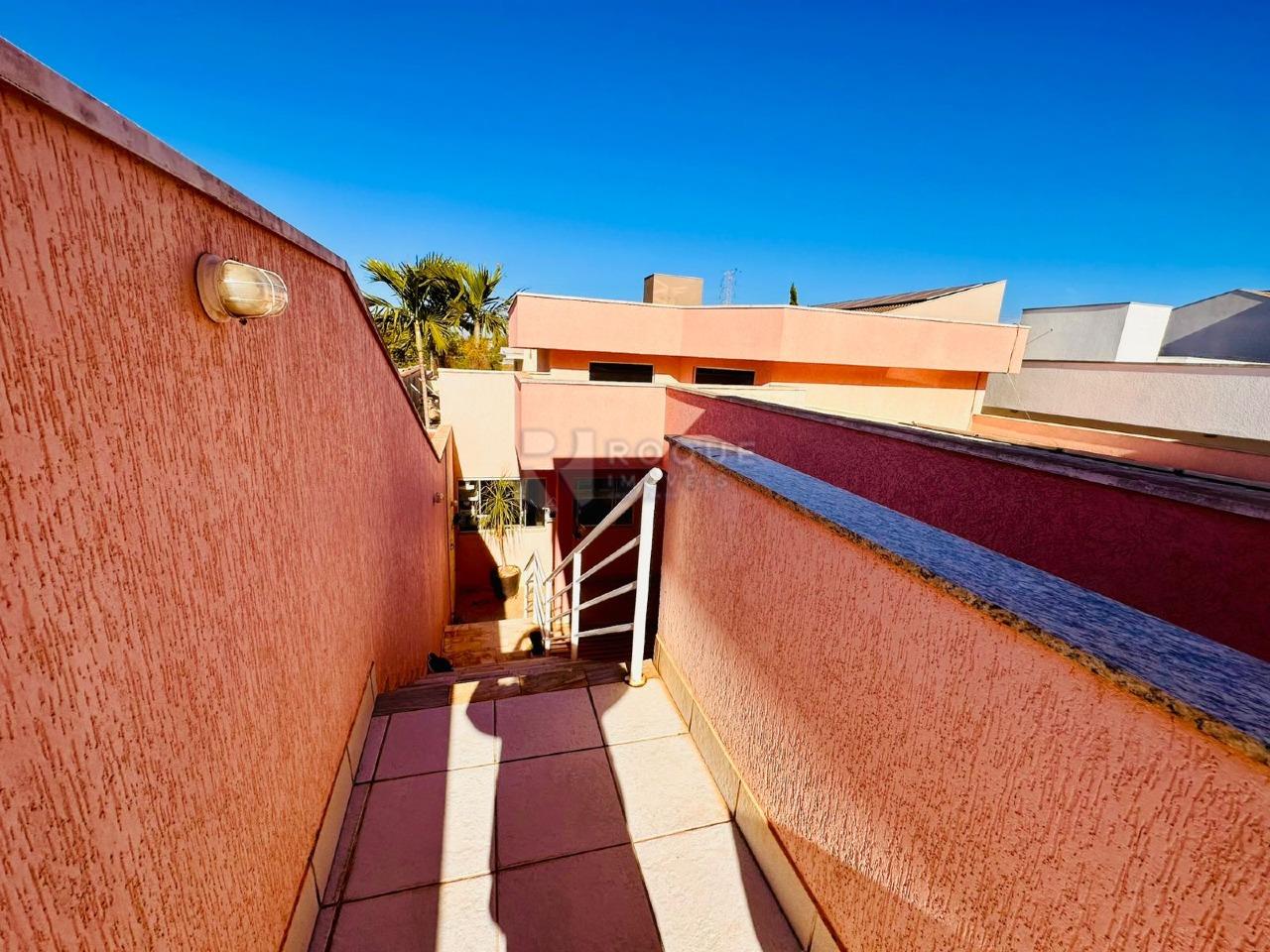 Casa em condomínio à venda no bairro Parque Residencial Roland: ESCADA