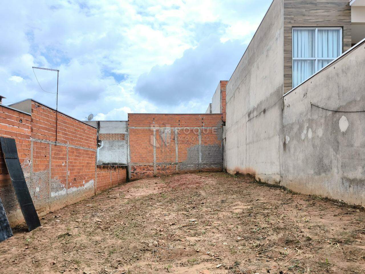 Terreno à venda no bairro Jardim dos Jequitibás: 
