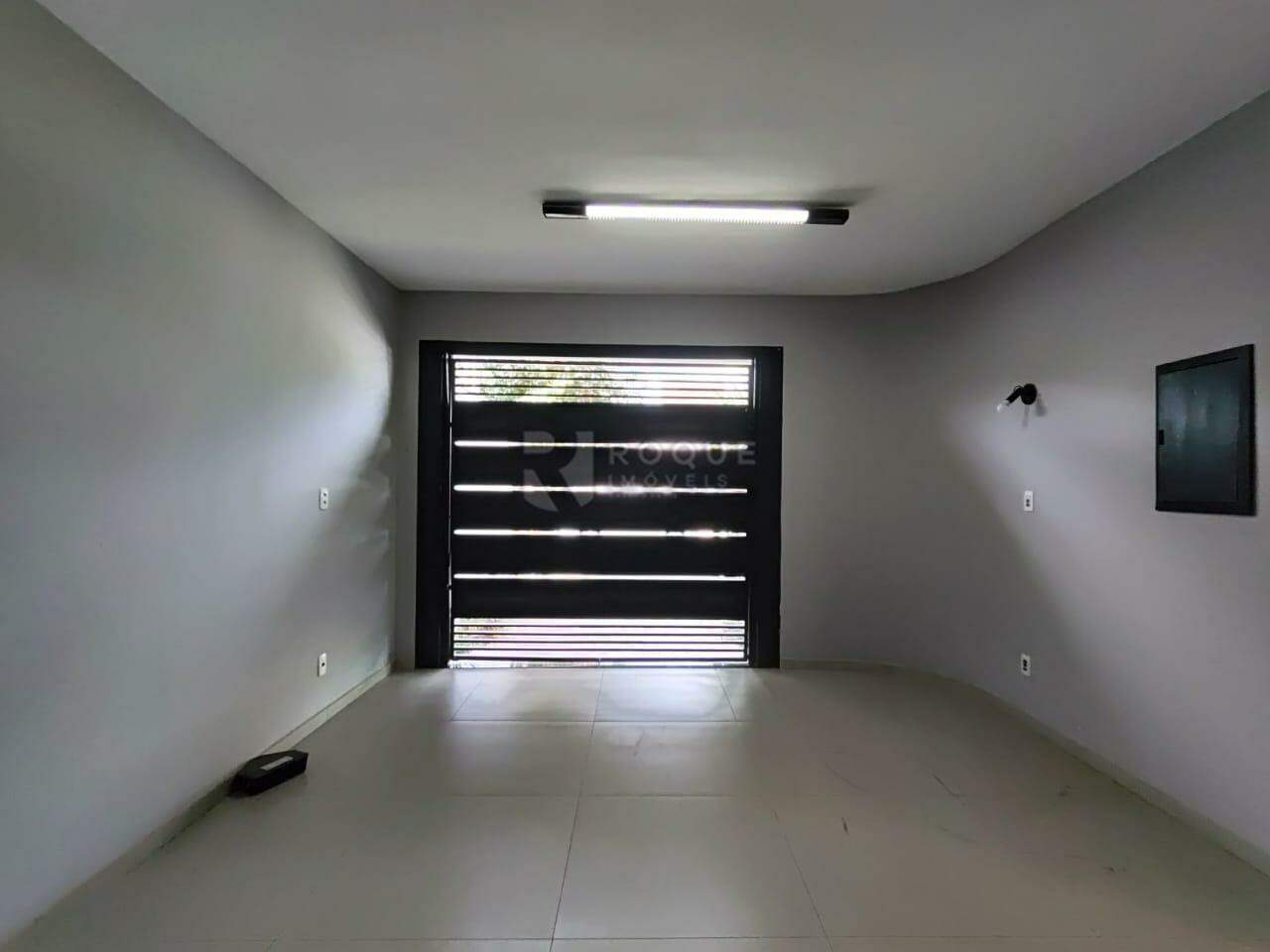 Casa em condomínio à venda no bairro Parque Residencial Roland 2: Garagem 
