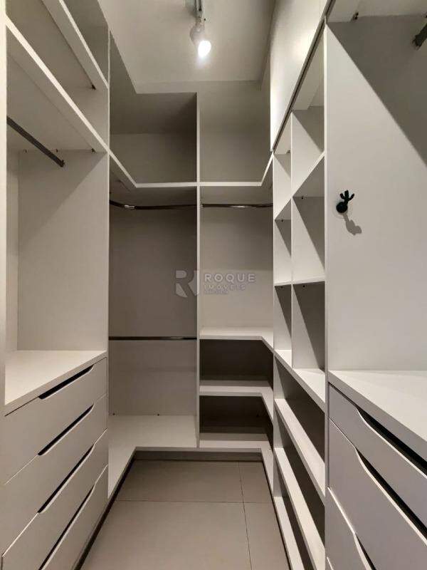 Casa em condomínio à venda no bairro Parque Residencial Roland 2: Closet
