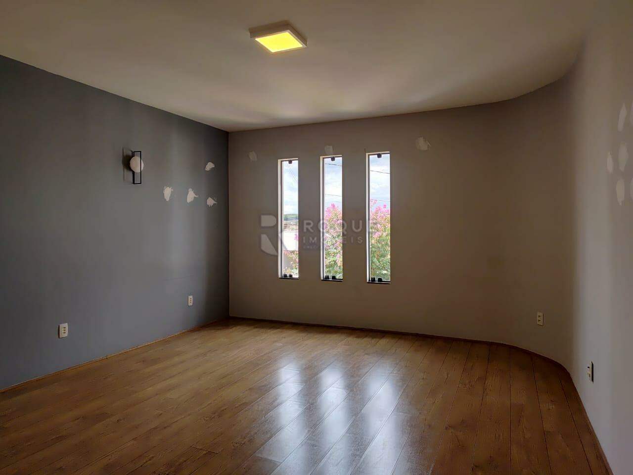 Casa em condomínio à venda no bairro Parque Residencial Roland 2: Sala superior 