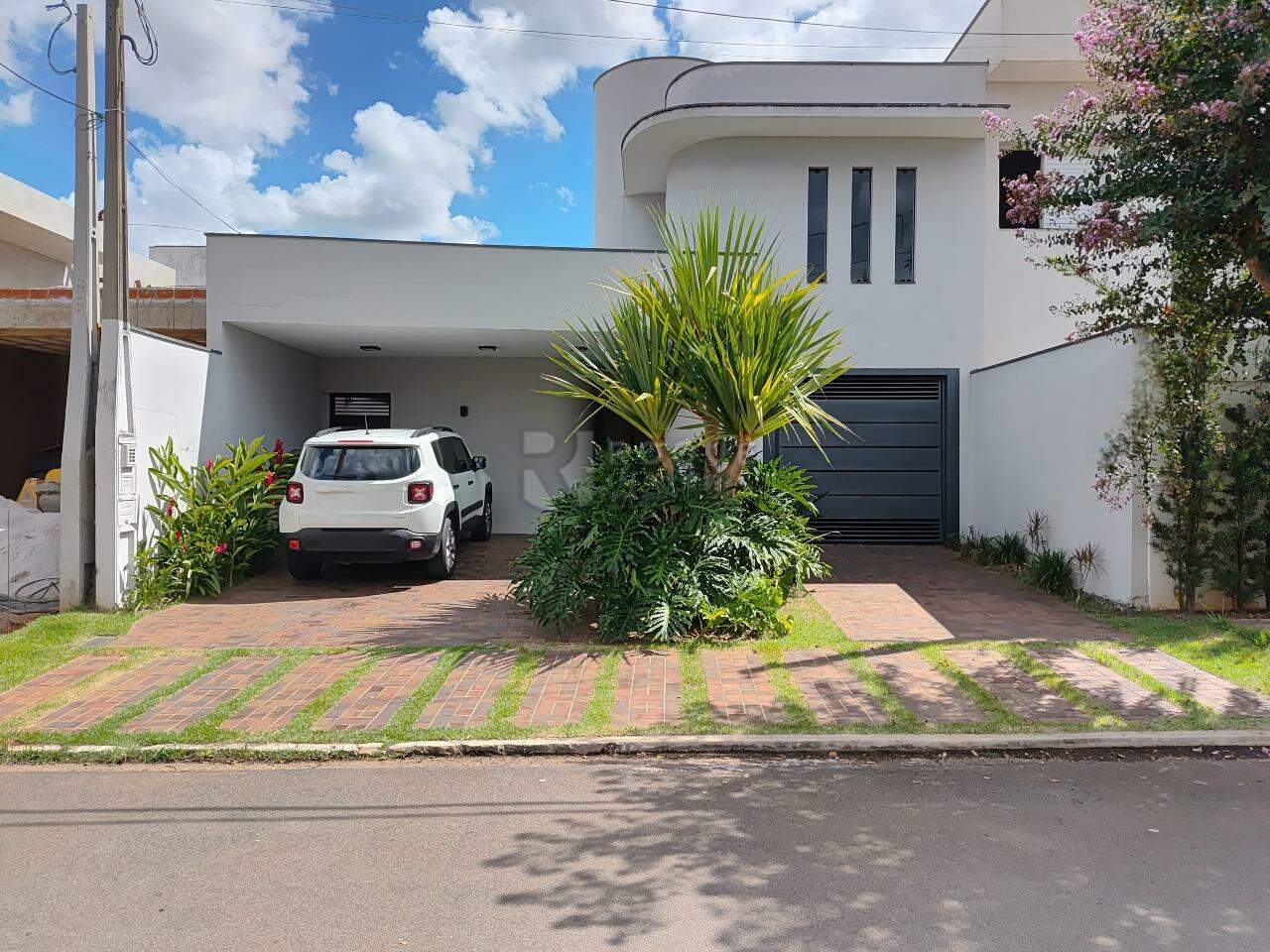 Casa em condomínio à venda no bairro Parque Residencial Roland 2: Fachada 