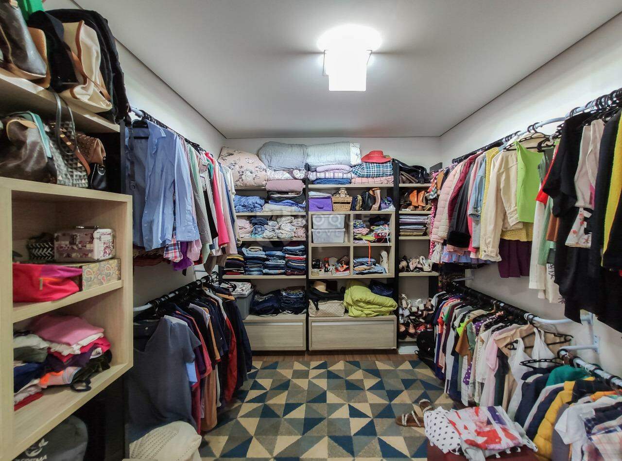 Chácara à venda no bairro Residencial Interlagos: Closet suíte 