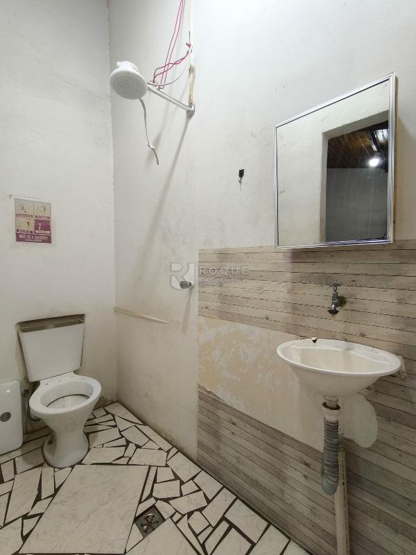 Barracão/Galpão à venda no bairro Chácaras Antonieta: BANHEIRO ESCRITÓRIO 1