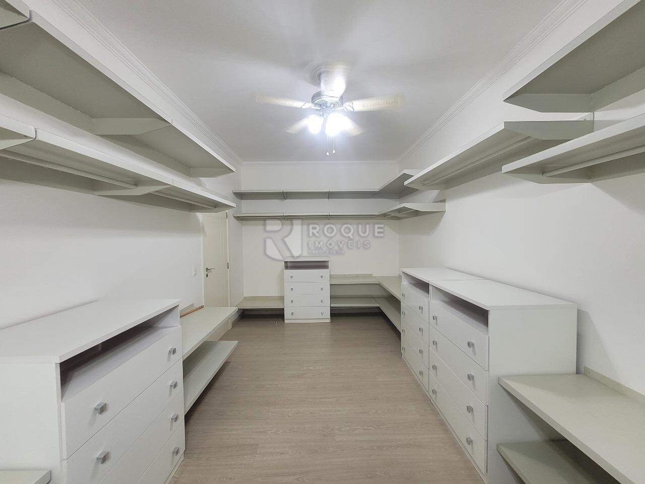 Casa em condomínio à venda no bairro Residencial Greville: Closet