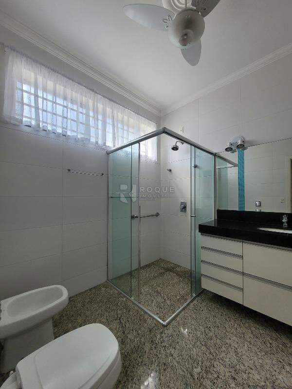 Casa em condomínio à venda no bairro Residencial Greville: WC suíte 2