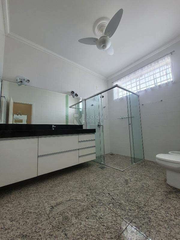 Casa em condomínio à venda no bairro Residencial Greville: WC suíte 1