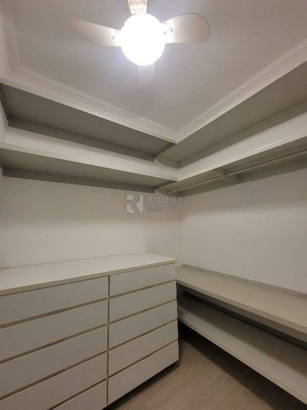 Casa em condomínio à venda no bairro Residencial Greville: Closet