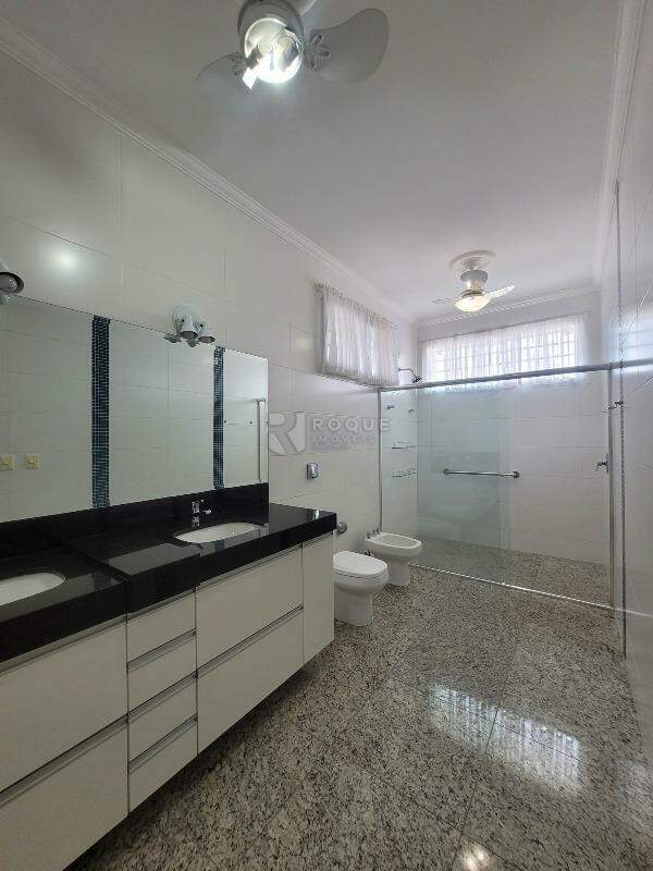 Casa em condomínio à venda no bairro Residencial Greville: WC suíte 4
