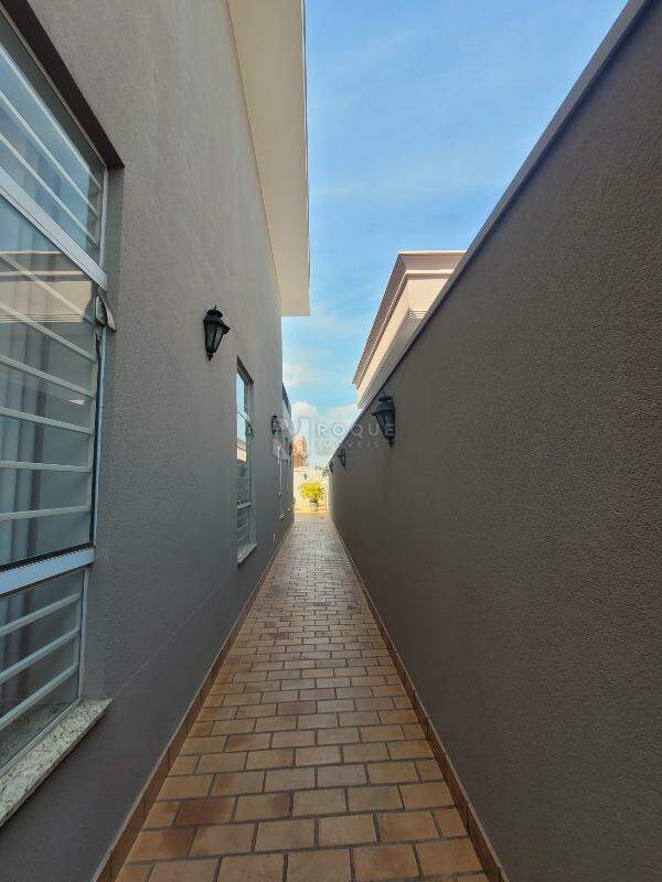 Casa em condomínio à venda no bairro Residencial Greville: Quintal