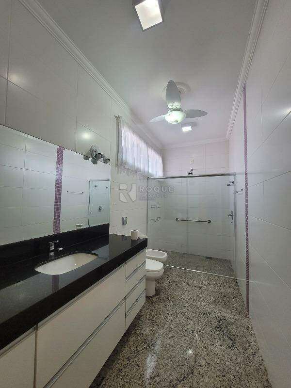 Casa em condomínio à venda no bairro Residencial Greville: WC suíte 3