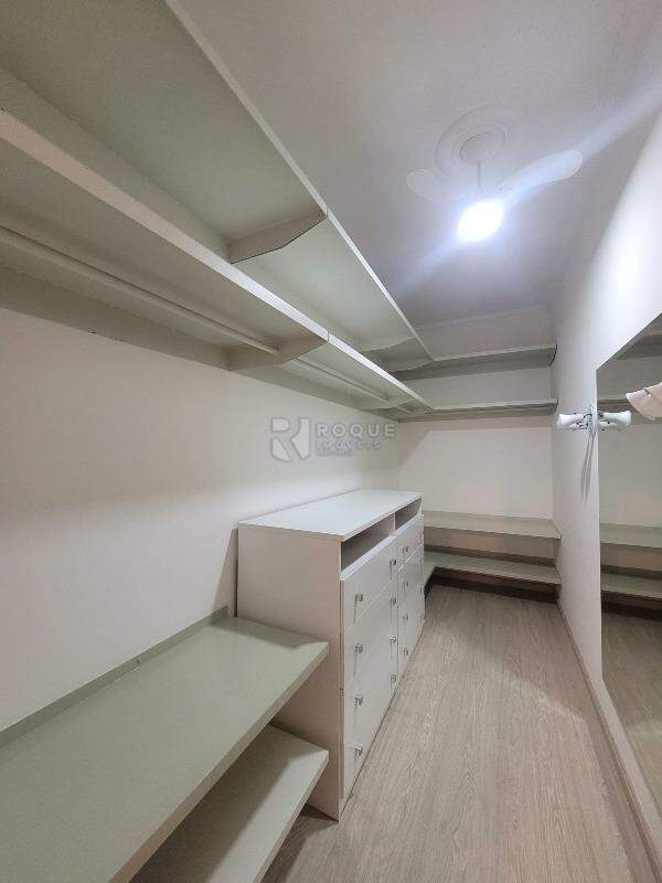 Casa em condomínio à venda no bairro Residencial Greville: Closet