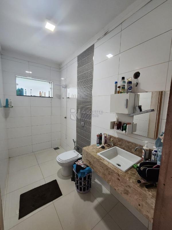 Casa em condomínio à venda no bairro Parque Residencial Roland 2: Banheiro externo