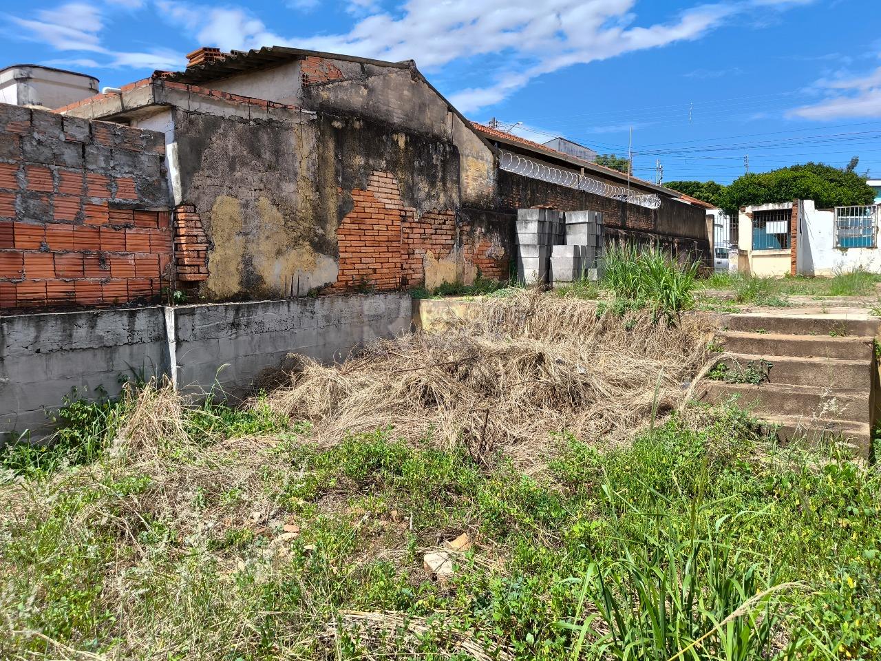 Terreno à venda no bairro Vila Paulista: METADE