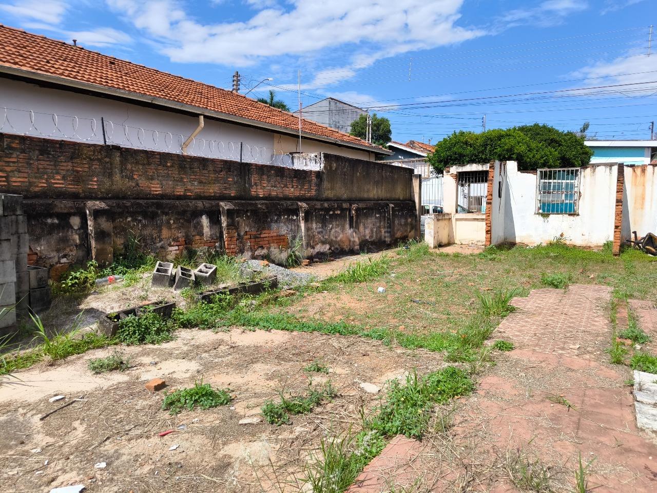 Terreno à venda no bairro Vila Paulista: METADE