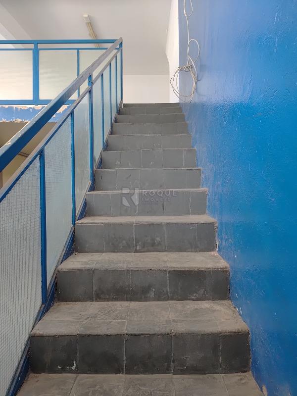 Salão para aluguel no bairro Boa Vista: Escada de acesso