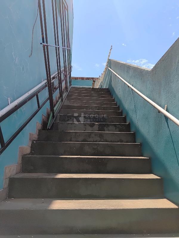 Salão para aluguel no bairro Jardim São Francisco: Escada