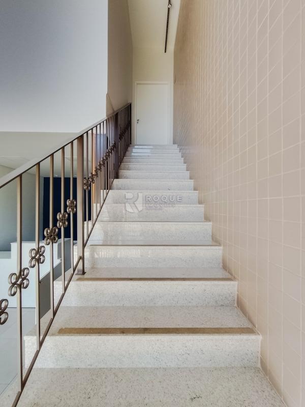 Loja para aluguel no bairro Jardim do Lago: Escada de acesso mezanino