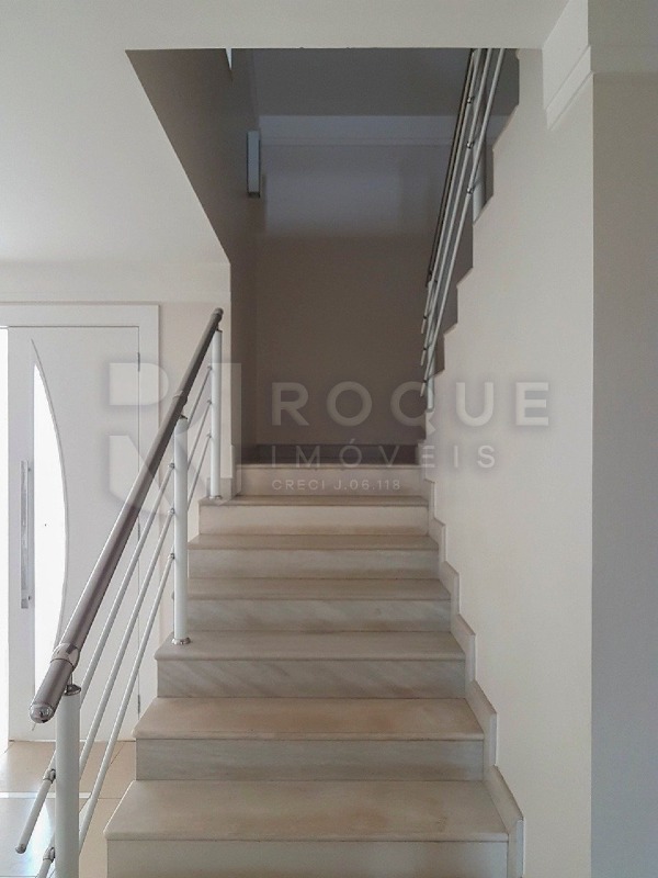 Casa Residencial à venda no bairro Vila Santana : Escadas