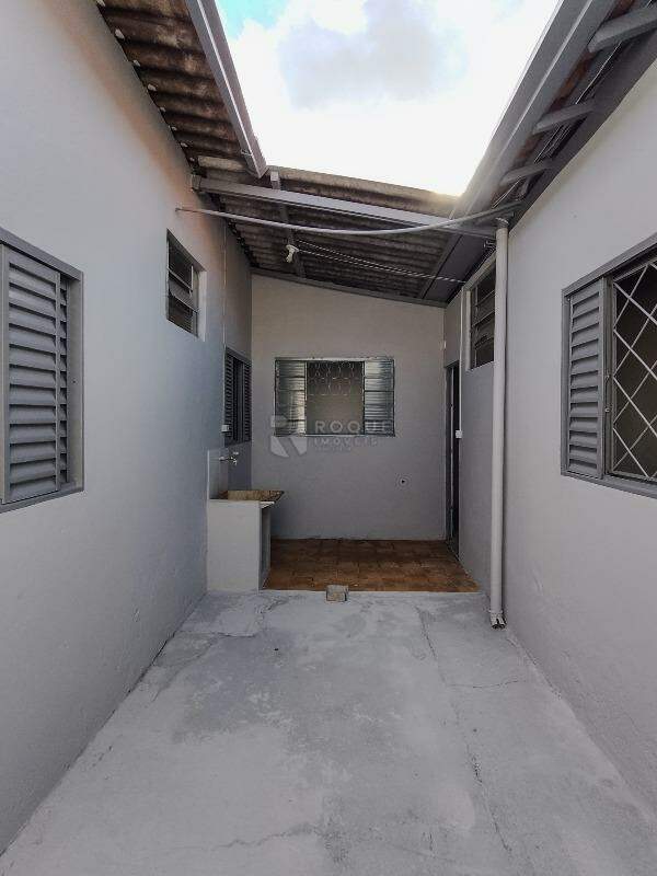 Casa Residencial para aluguel no bairro Parque Residencial Abílio Pedro: Fundos