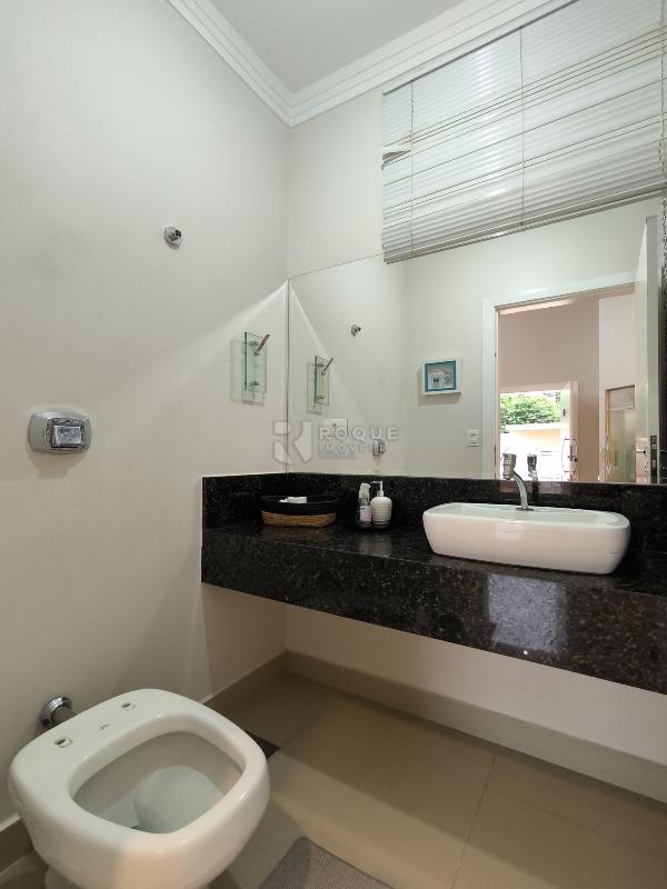 Casa em condomínio à venda no bairro Jardim Porto Real: LAVABO