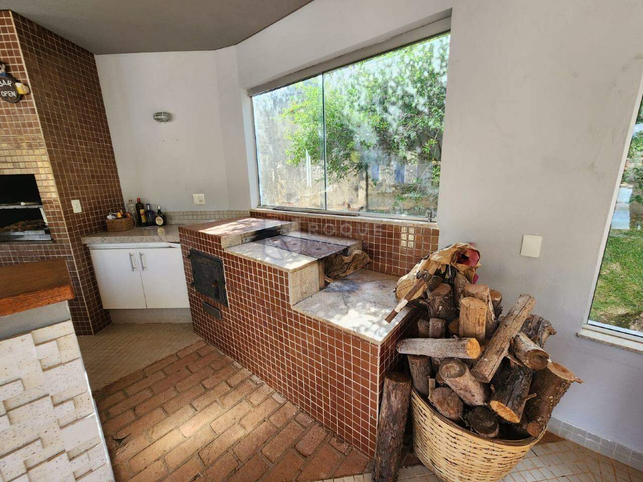 Chácara à venda no bairro Residencial Interlagos: Área gourmet com fogão a lenha