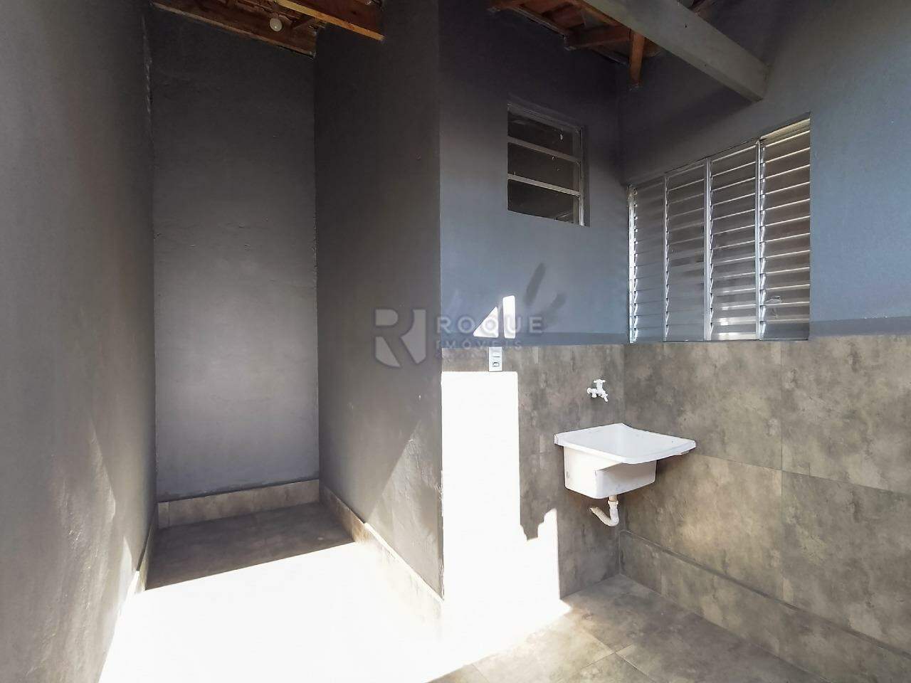 Casa Residencial para aluguel no bairro Jardim Parque Novo Mundo: Lavanderia