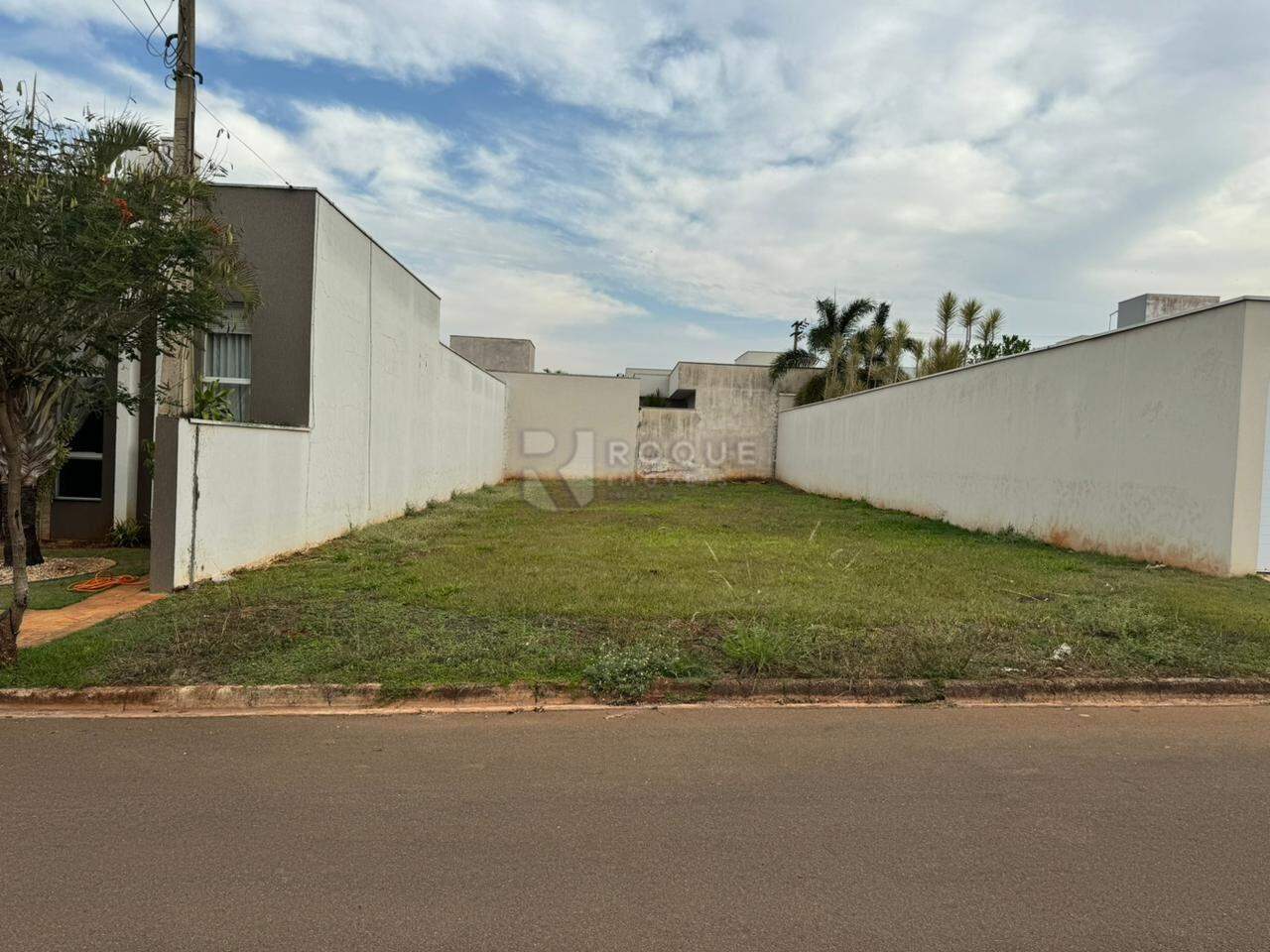 Terreno em condomínio à venda no bairro Parque Residencial Roland III: 