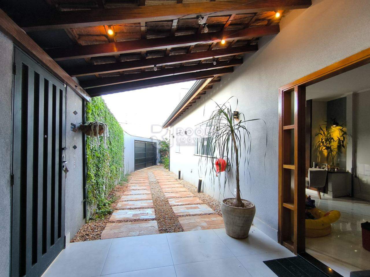 Casa Residencial à venda no bairro Jardim Nova Itália: GARAGEM